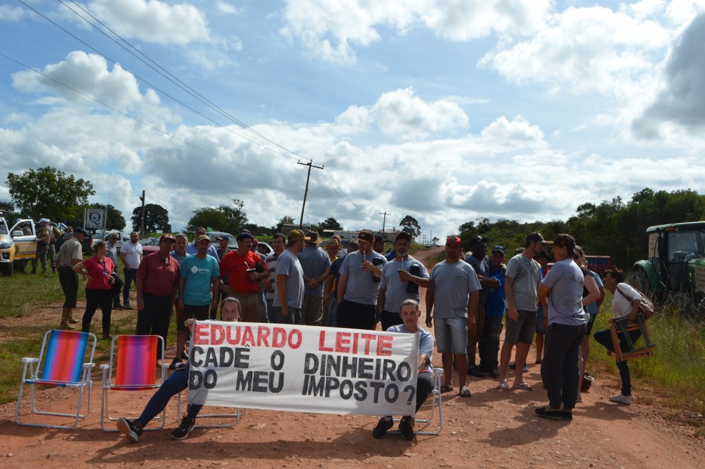 Manifestantes bloqueiam ERS-265 e reivindicam melhorias
