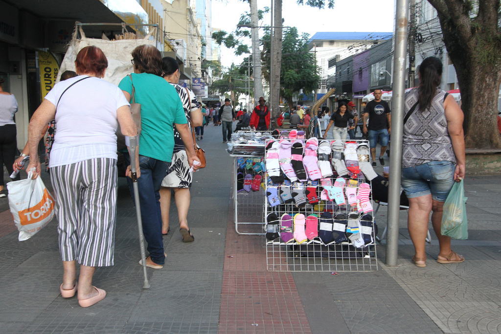 Com ambulantes nas ruas, comerciantes reclamam de concorrência desleal