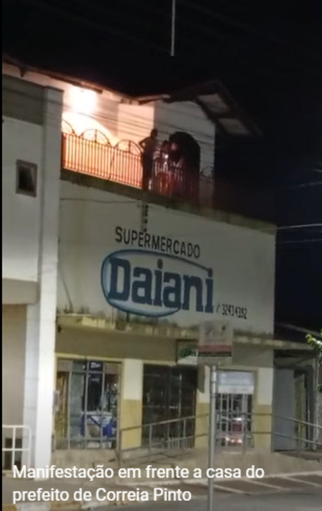 Manifestação seguiu em frente a casa do Prefeito de Correia Pinto