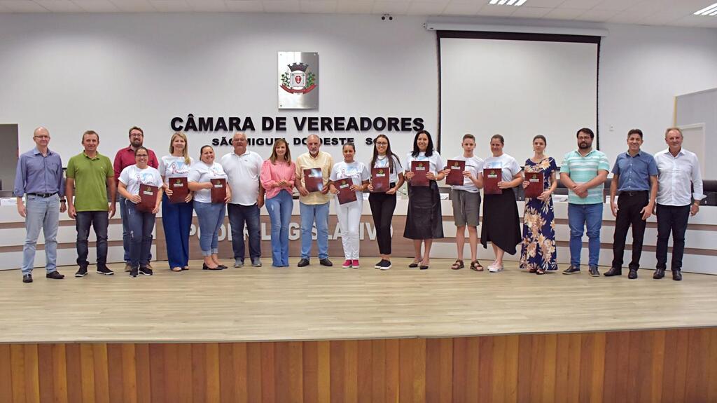 Vereadores prestam homenagem à Associação