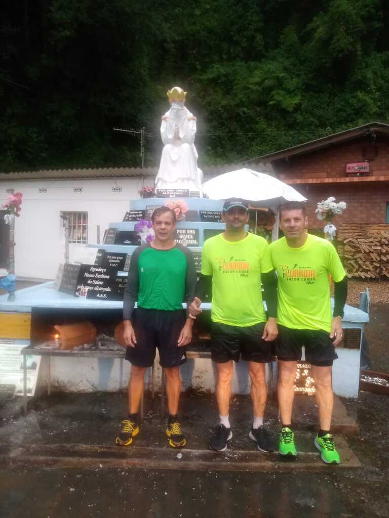 Otacilienses correm quase 30 km de Otacílio Costa até a Grutinha da Santa, na BR 470