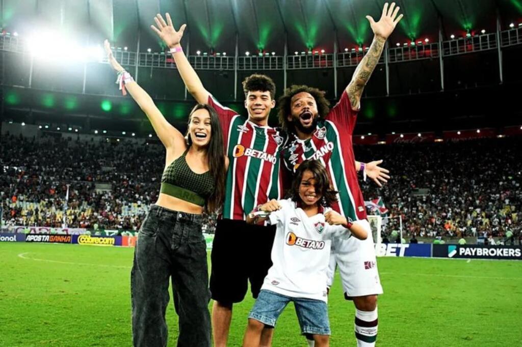  - Marcelo comemora com a esposa e os filhos após o título com o Fluminense — Foto: Mailson Santana / Fluminense FC