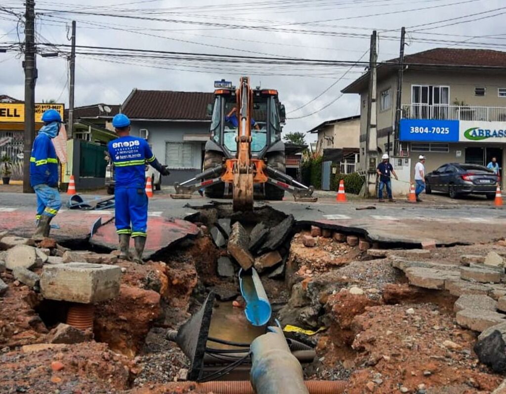 Águas de Joinville trabalha em manutenção emergencial na rua Dona Francisca