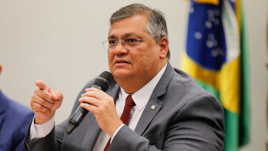  - Ministro Flávio Dino disse que recursos devem ser usados para fortalecer políciais militares e guardas municipais, para atuar em rondas escolares.