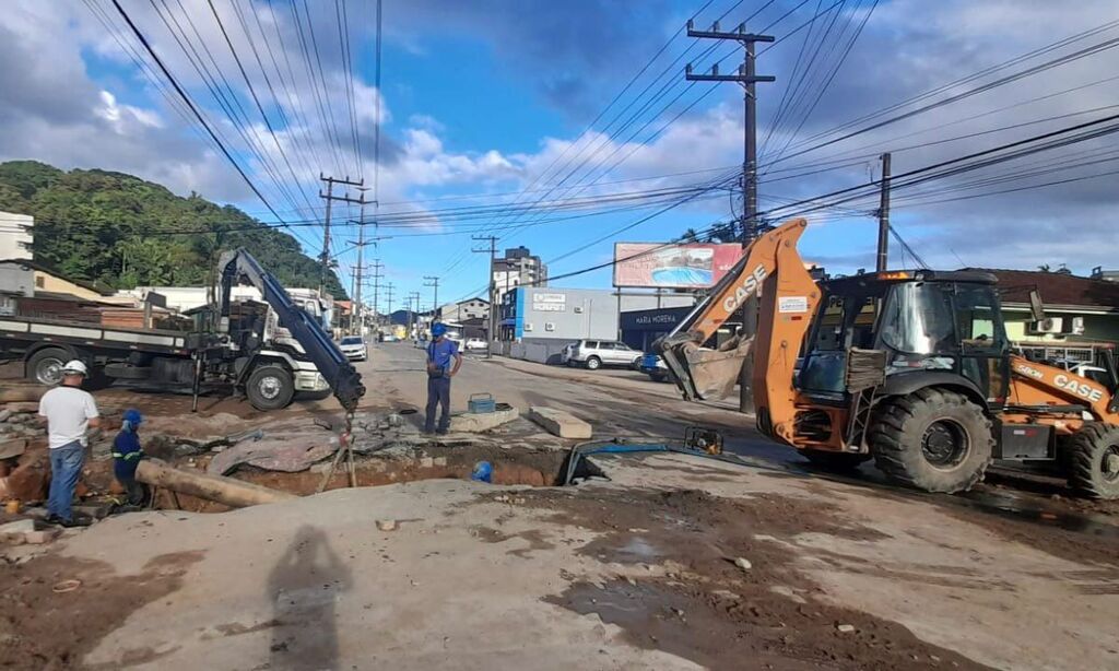 Conserto emergencial na rede de água deve ser concluído até a noite de segunda-feira