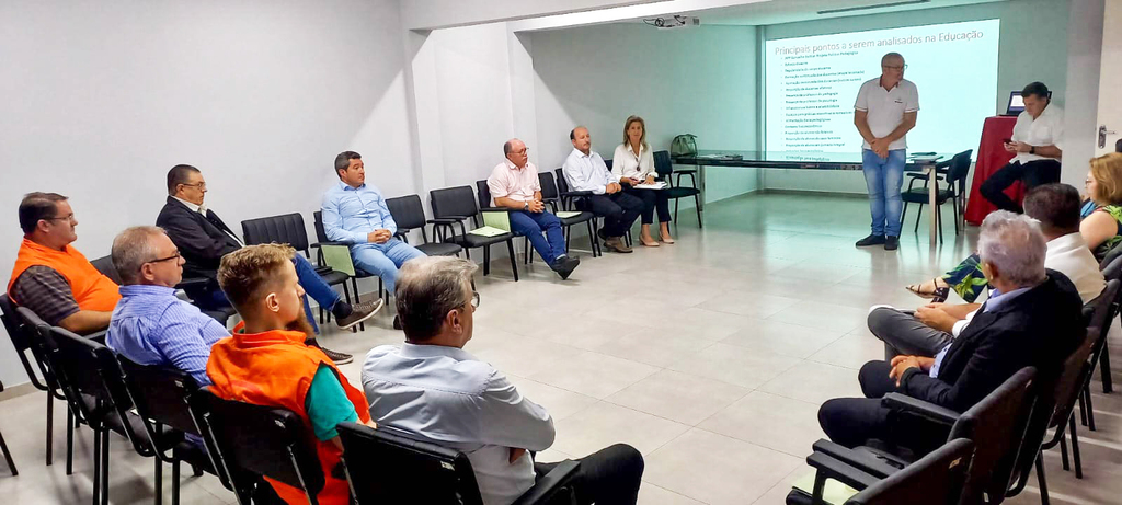 Prefeito e Secretária de Educação de Capinzal participam da Assembleia Geral da AMMOC