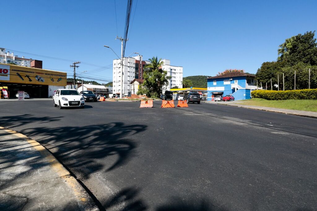 Prefeitura começa implantar sinalização viária no entorno da Rotatória do Iririú