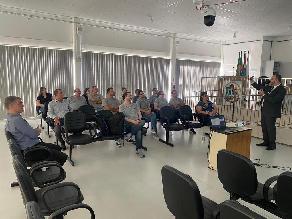 SERVIDORES DA PREFEITURA PARTICIPAM DE CAPACITAÇÃO SOBRE A NOVA LEI DE LICITAÇÕES