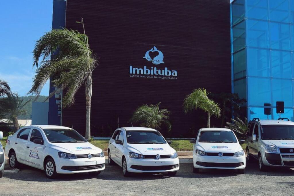 Carro oficial da saúde da Prefeitura de Imbituba se envolve em acidente na BR-101