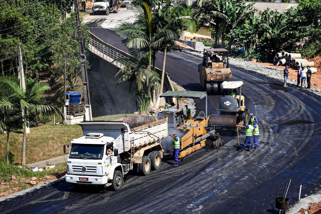 Começou a pavimentação asfáltica da Rua Indaial, no bairro Ilse