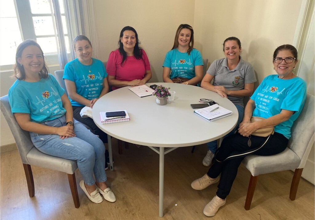 GRUPO DE MÃES E PAIS DE AUTISTAS VISITAM A SECRETARIA DE EDUCAÇÃO DE RODEIO