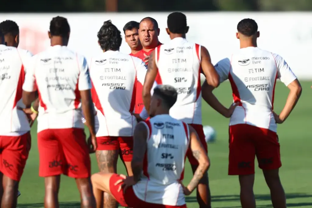  - Mário Jorge comanda treinamento do Flamengo nesta terça-feira — Foto: Gilvan de Souza/Flamengo