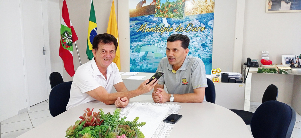  - Foto legenda: Aldo Azevedo o jornalista de formação entrevistando o Prefeito do município de Ouro, o Dire. O TEMPO jornal de fato nas plataformas impressa e online.