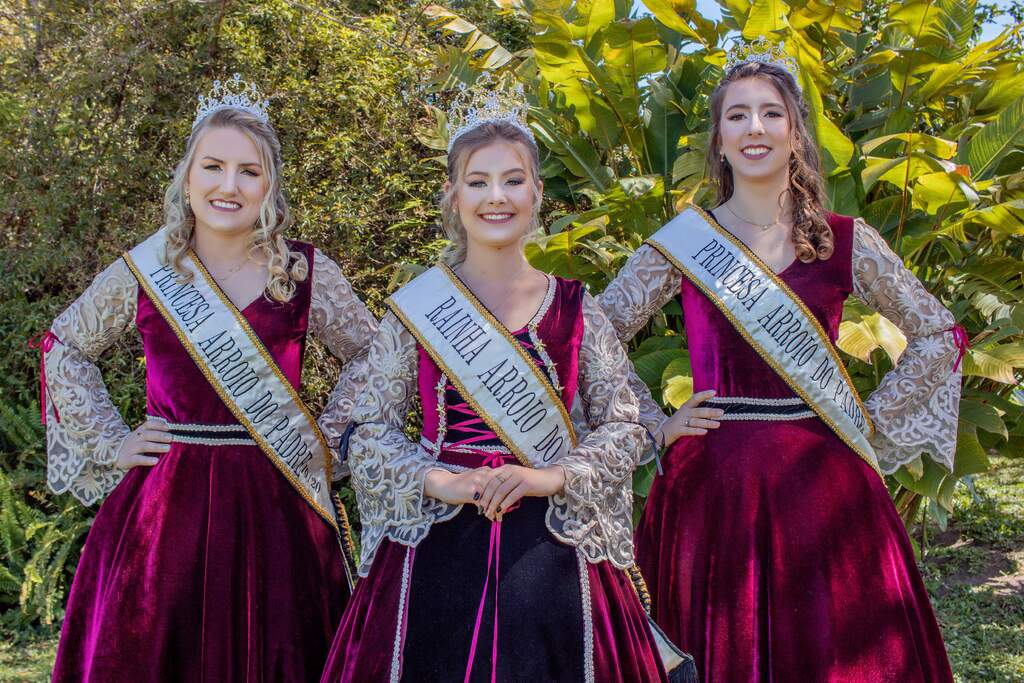 Foto: Divulgação - Rainha e princesas recepcionam os visitantes da festa no sábado e no domingo no Centro de Eventos