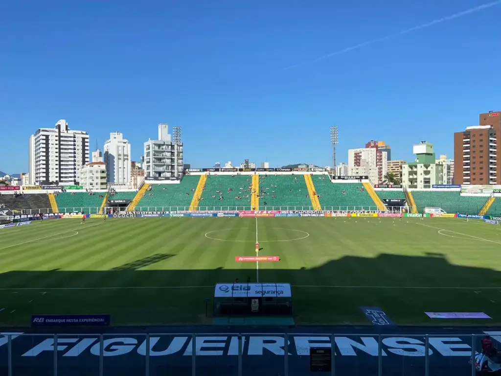  - Figueirense consegue efeito suspensivo para perda de mando de campo — Foto: Ronaldo Fontana/ge SC