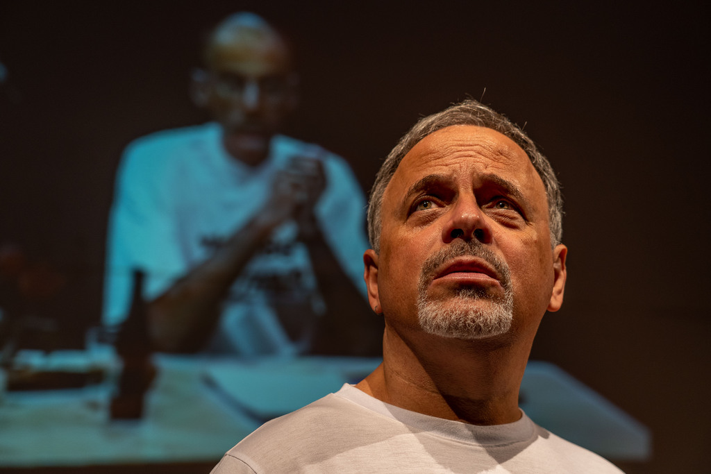 Foto: Gilberto Perin - Especial DP - No palco, Marcos Breta contracena com ele mesmo, nos anos 1990, com auxílio da tecnologia