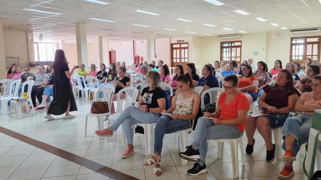 PROFESSORES DA REDE MUNICIPAL DE ENSINO DE PIRATUBA VIVEM DIA DE FORMAÇÃO
 