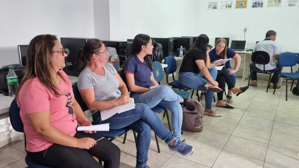 PROFESSORES DA REDE MUNICIPAL DE ENSINO DE PIRATUBA VIVEM DIA DE FORMAÇÃO