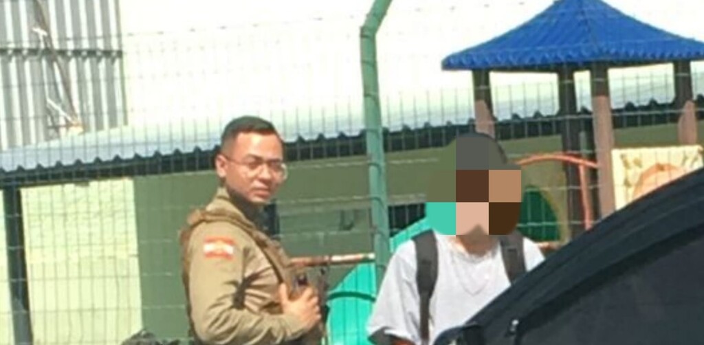 Adolescente é apreendido após acender rojão dentro de ônibus e arremessar contra escola