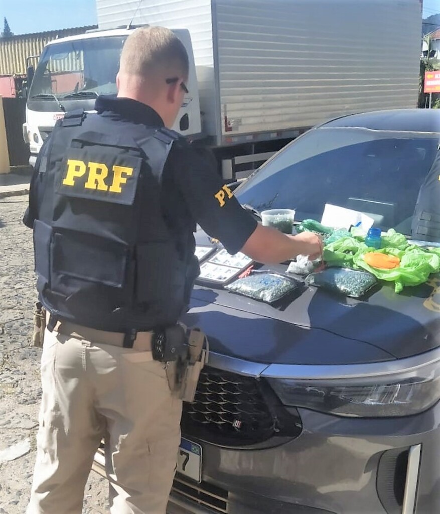 PRF localiza 9,8 kg de pedras semelhantes a esmeraldas sem procedência na BR-470 em Rio do Sul