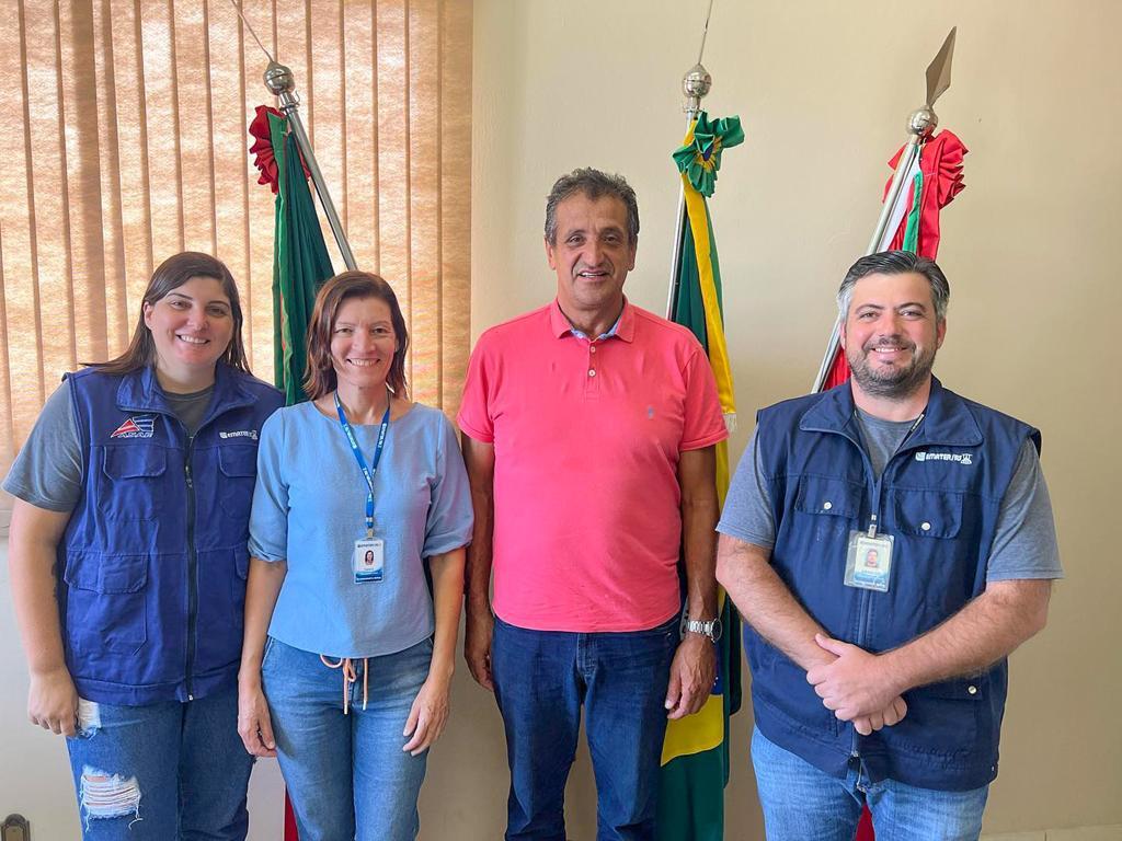 MAMPITUBA: PREFEITO PEDRÃO RECEBE VISITA DA EQUIPE DA EMATER