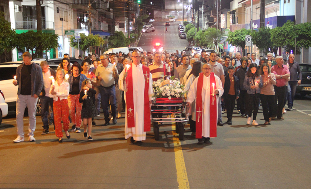  - Fiéis percorreram em procissão as principais ruas do centro