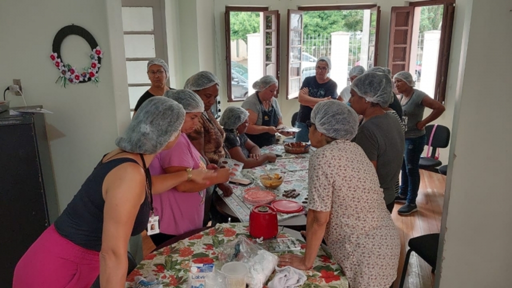 Reprodução - A A oficina da última semana desenvolveu técnicas de aprendizagem da confecção de trufas, bombons, pirulitos de chocolate e bolo no pote.