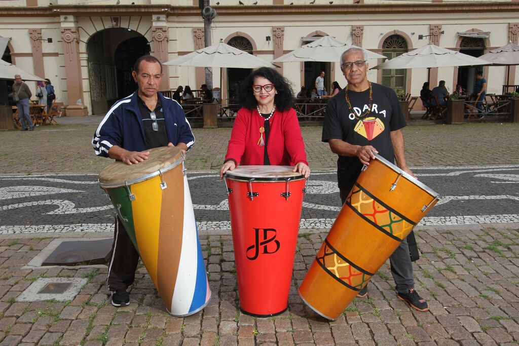 Foto: Carlos Queiroz - DP - Produtora Sandra Narciza, coordenador pedagógico José Baptista e o mestre Griô Dilermando Freitas comemoram a realização do evento