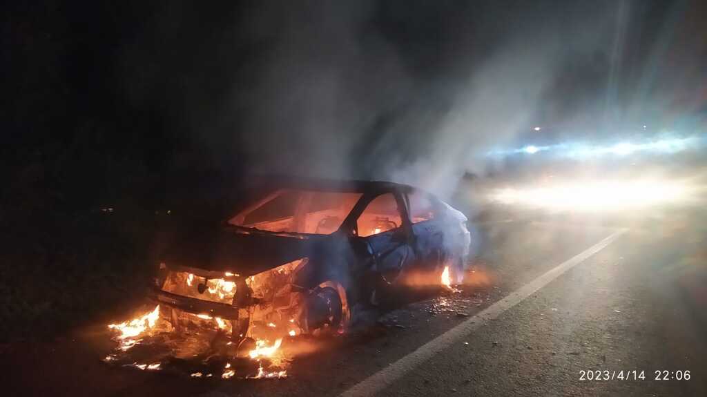 Veículo com placas do Uruguai pega fogo na BR-116
