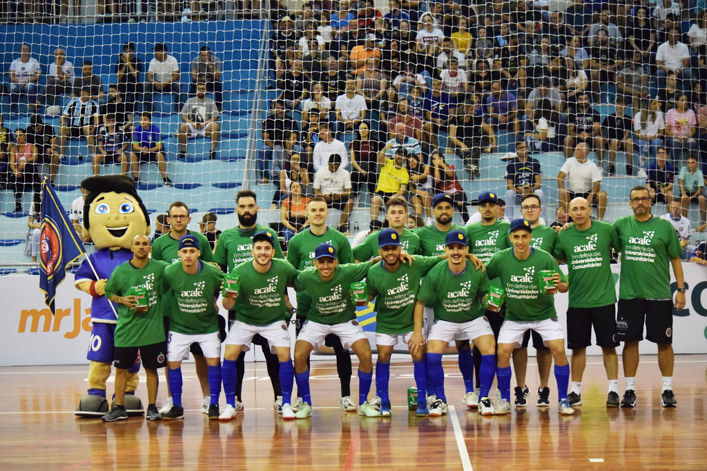 Movimento em Defesa das Universidades Comunitárias é evidenciado em jogo da Liga Nacional de Futsal