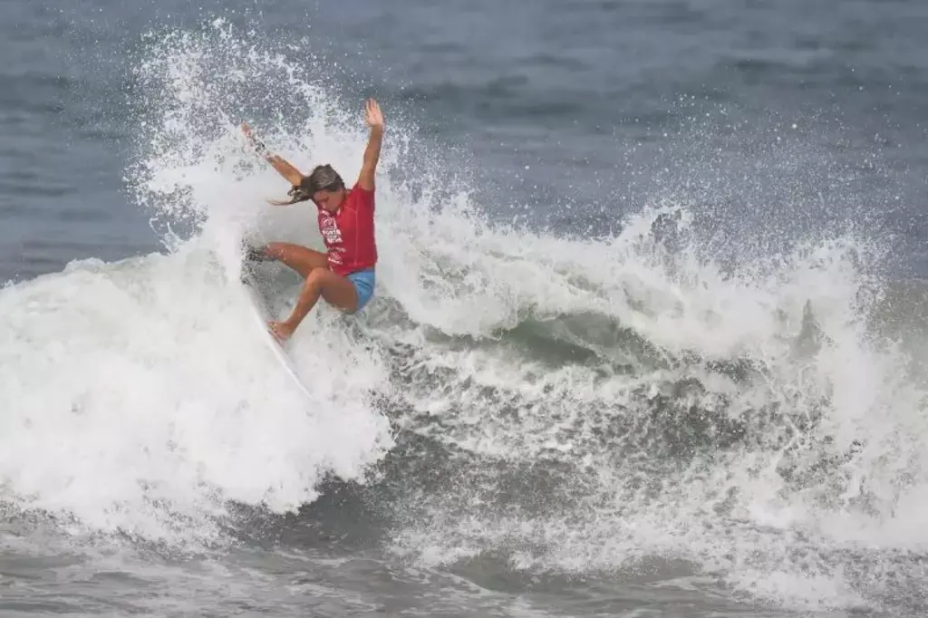  - WSL Surf: A catarinense de Floripa, Laura Raupp conquistou o bicampeonato no QS 1000 do Peru – Foto: Mino Swayne / ZSports