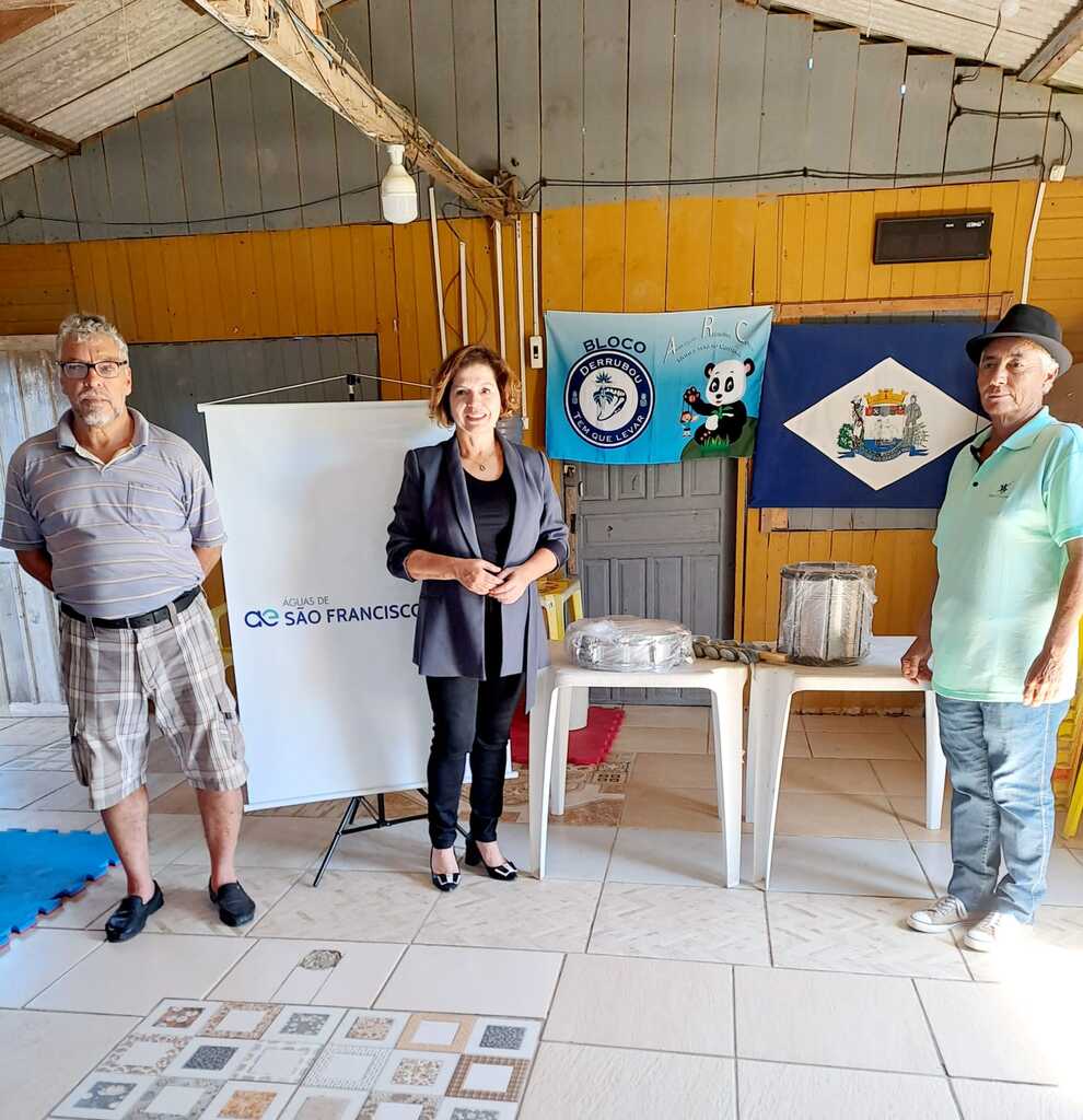 Águas de São Francisco do Sul doa instrumentos musicais para o projeto Social Sambistas do Amanhã, do Majorca