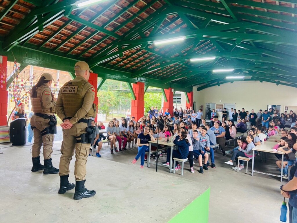  - O governador de Santa Catarina, Jorginho Mello, determinou um trabalho integrado e intensificado entre todas as Forças de Segurança para proteção dos alunos