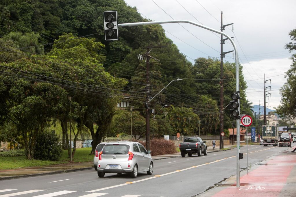 Prefeitura instala semáforo para pedestres na rua Prefeito Helmuth Fallgatter