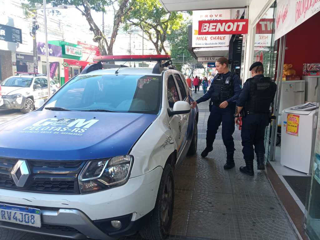 Anete Poll - Guarda Municipal iniciou as buscas pelo assaltante que fugiu em um carro branco