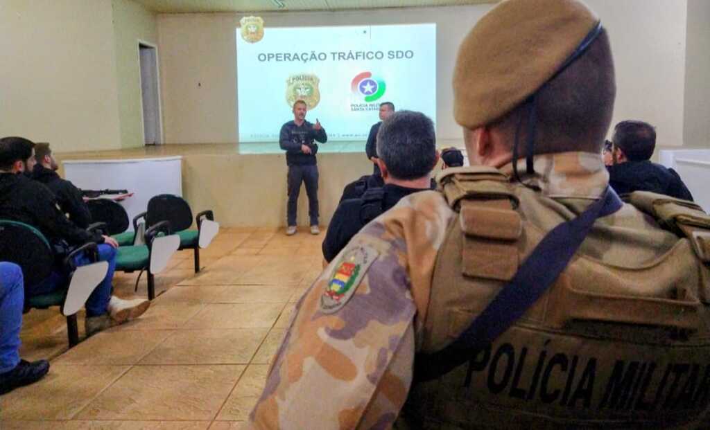 Dois homens são presos em operação policial