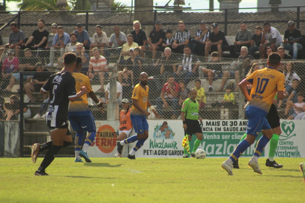 Foto: Heitor Araújo - ECP - Aos 35 anos, experiente jogador estreou na Série A-2 contra o Santa Cruz usando a braçadeira