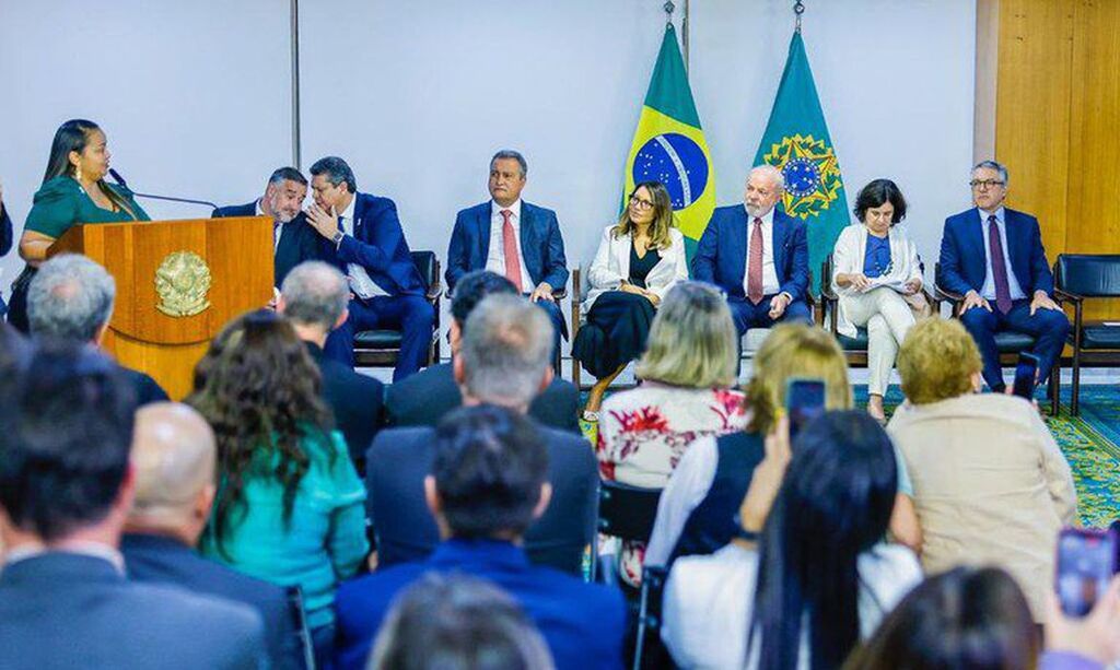 Presidente Lula assina projeto de lei que garante verba para piso da enfermagem