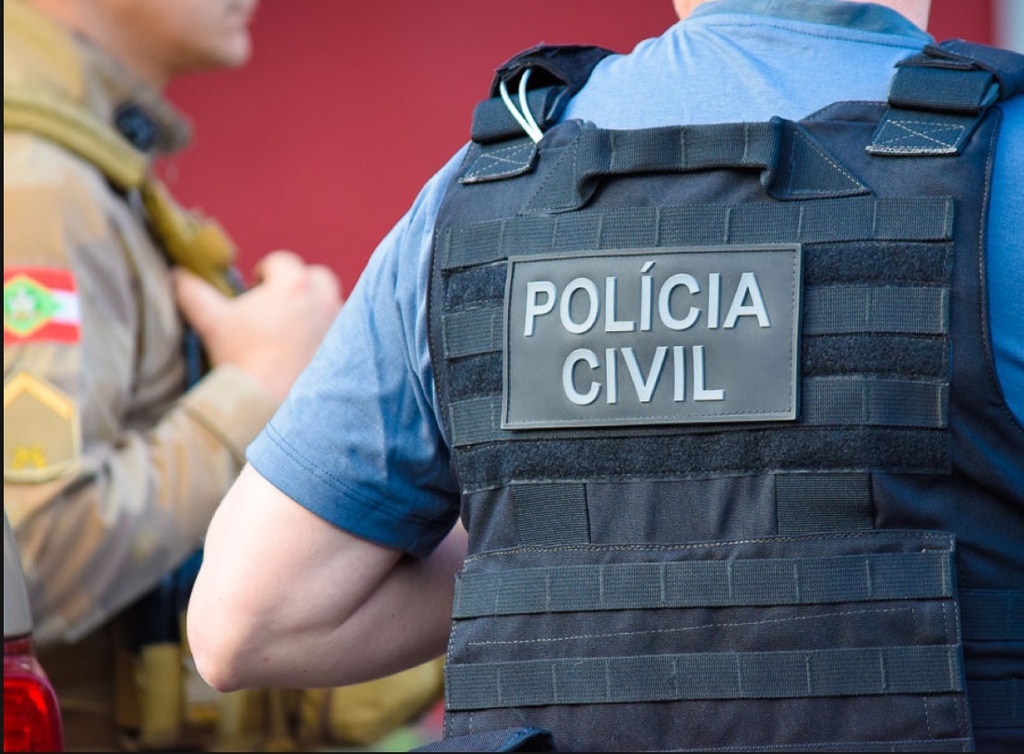 Polícia faz operação contra 10 alunos menores de idade em SC e mais 4 estados