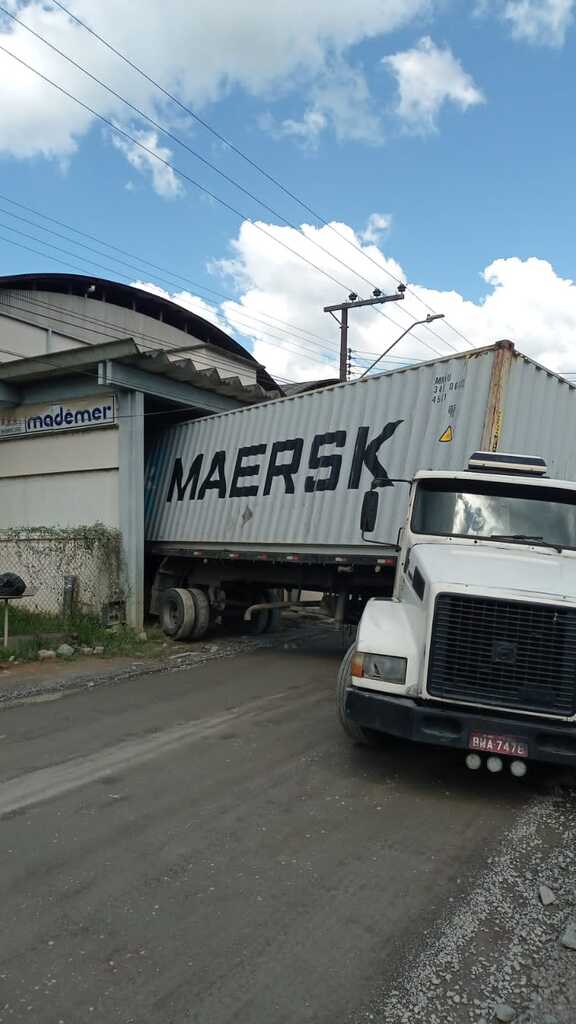 Uma carreta interditou completamente a SC110 em frente à Madêmer, Bairro Rodeio 32.

Não está passando nenhum veículo!