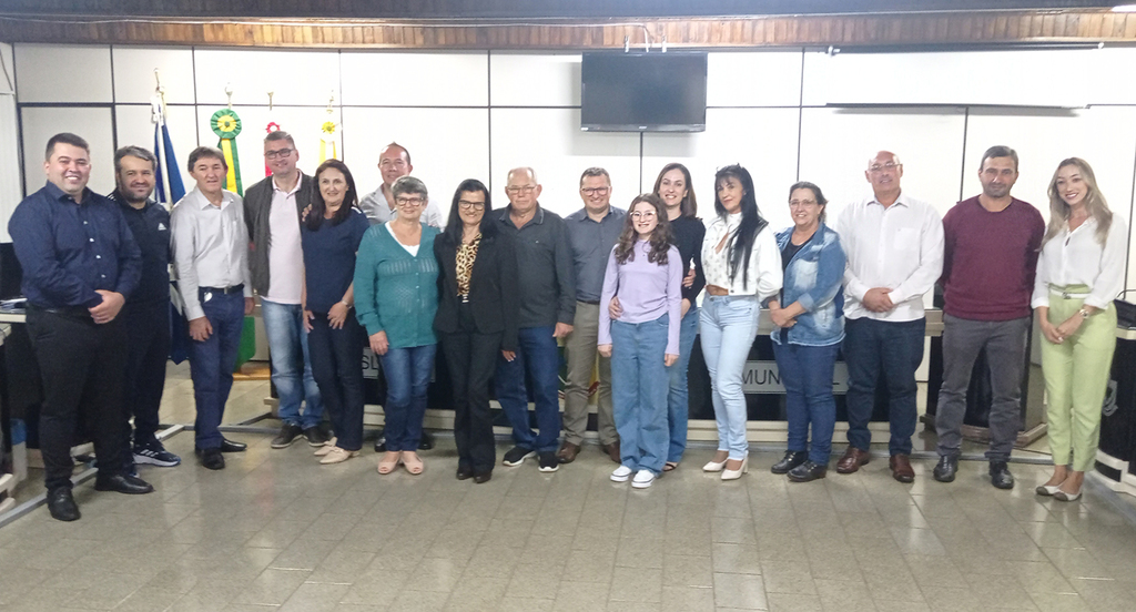 Aldo Azevedo - Foto legenda: Vereadores, servidores da Câmara e familiares da sempre lembrada “Íria Dambróz”, marcando esse feito.