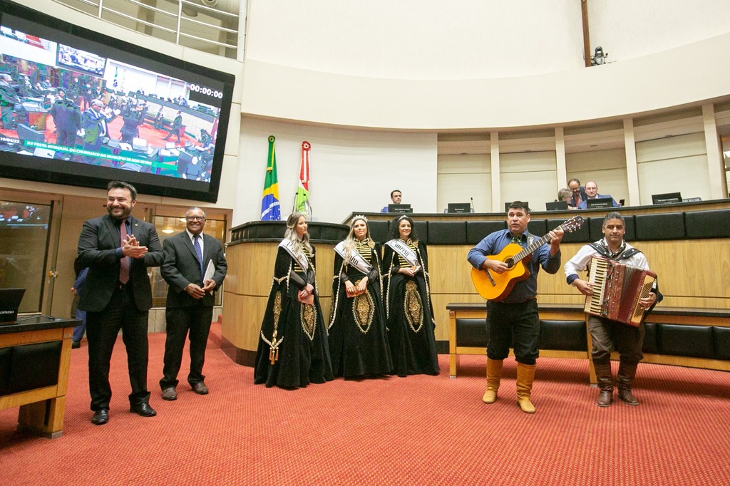 Deputado Marcius Machado recebe realeza da Festa do Churrasco