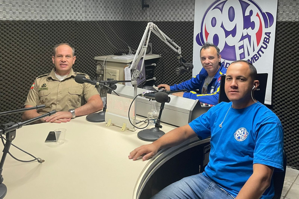  - Comandante Luís Carlos Cruz dos Santos, Arenilton Carvalho e Otaviano Carvalho durante o programa Espaço Aberto da 89.3 FM