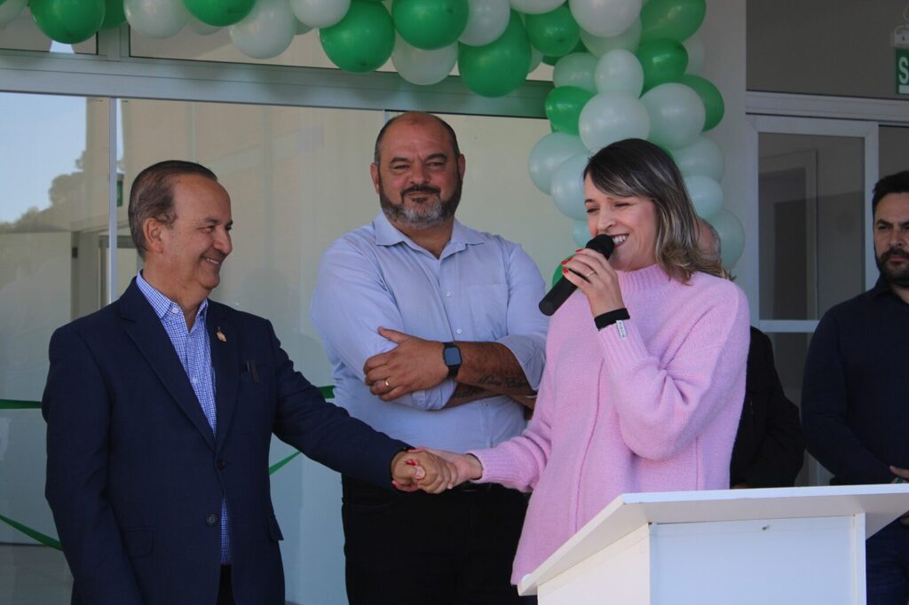 Governador inaugura CRAS e libera recursos para casas populares