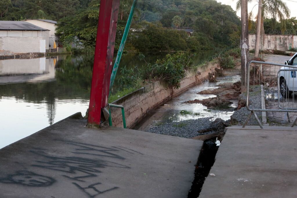 Seinfra faz obra emergencial próximo de muro do Rio Cachoeira