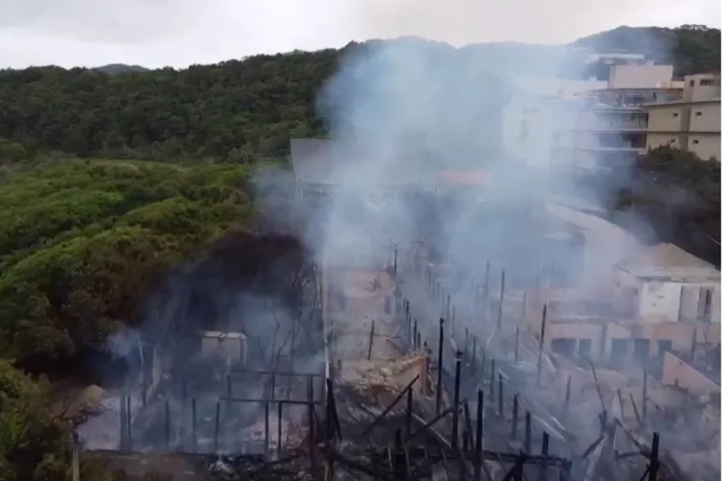 Warung Beach Club, em Itajaí, tem data para reabrir, após incêndio que destruiu pista principal