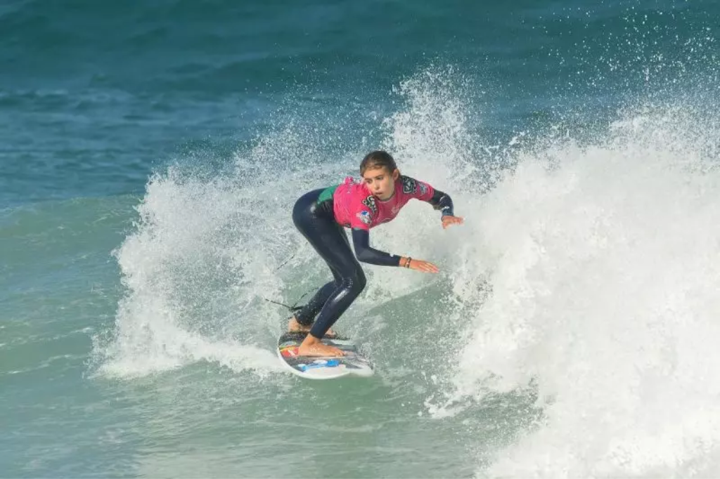  - Luiza Rosa Teixeira, campeã Sub-14 Feminino da etapa de abertura do Circuito Surf Talentos Oceano 2023 na praia do Silveira, Garopaba-SC – Foto: Márcio David/Oceano