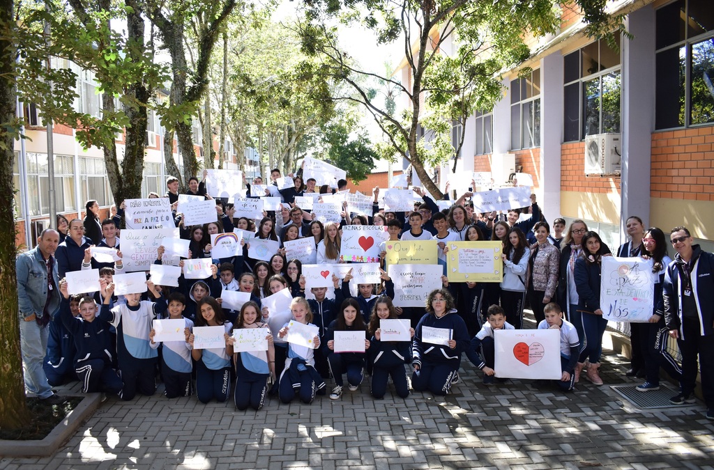 Colégio SuperAtivo promove manifesto pela paz nas escolas