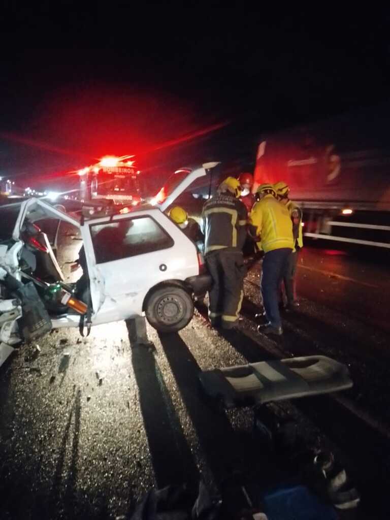 Colisão entre carro e caminhão deixa duas pessoas feridas em Araquari