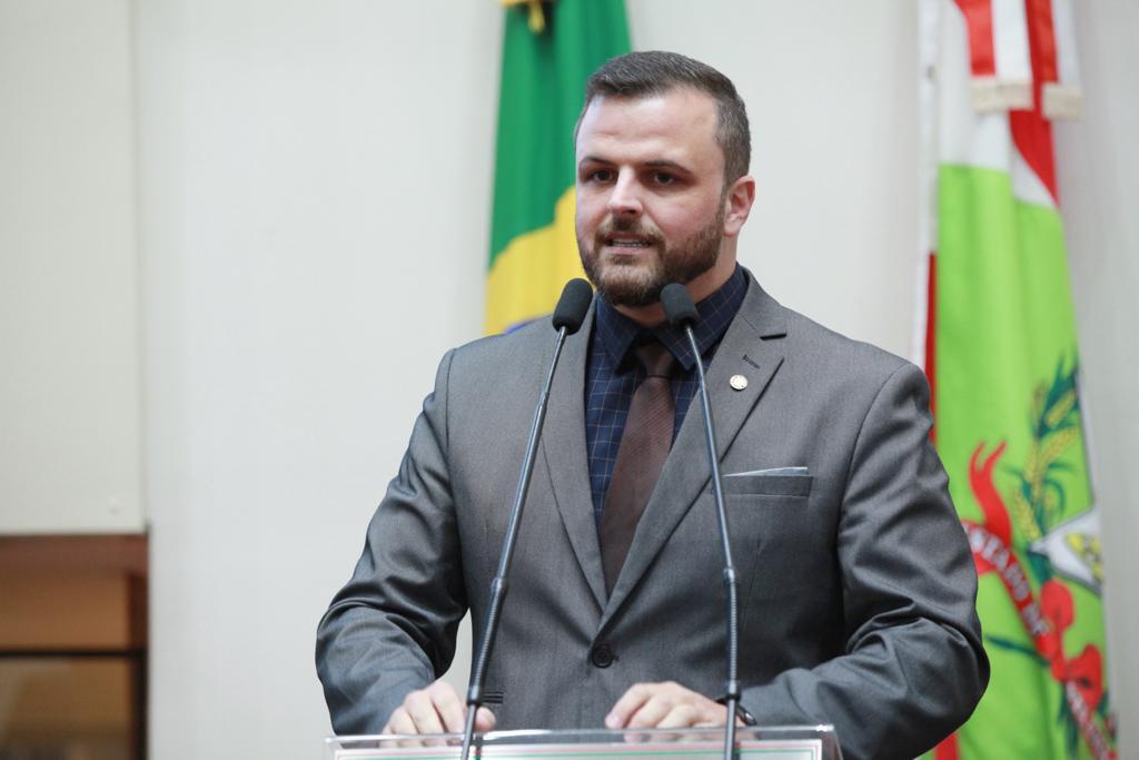 Lucas Neves aprova projeto de lei que permite policiais armados em escolas